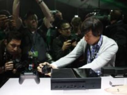 Periodistas fotograf&iacute;an una Xbox One. 