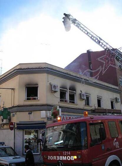 Los Bomberos apagan el incendio provocado que esta mañana ha destruido parcialmente una vivienda de la calle Espinela de Villaverde.