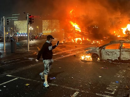 Un vehículo incendiado en una calle Dublín, tras las protestas por el apuñalamiento de tres niños.