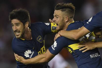 Nández y Pablo Pérez celebran el gol del triunfo.