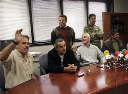 Los marineros gallegos, en la rueda de prensa que ofrecieron ayer tras declarar ante Pedraz.