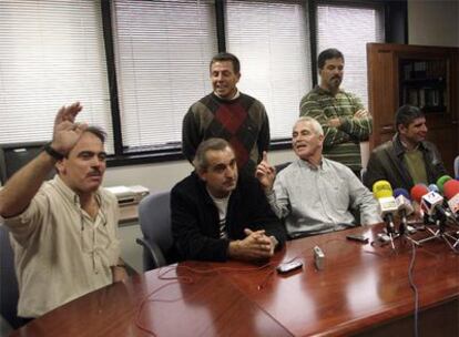 Los marineros gallegos, en la rueda de prensa que ofrecieron ayer tras declarar ante Pedraz.