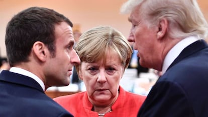 Donald Trump con Emmanuel Macron y Angela Merkel en la Cumbre del G-20 de Hamburgo.