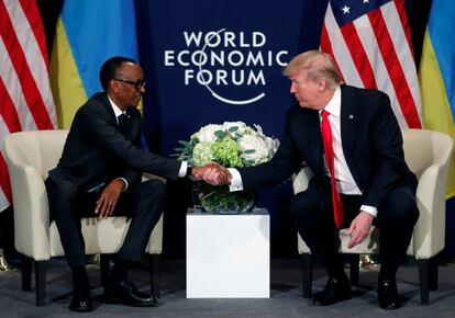 El presidente de EE UU, Donald Trump junto al presidente de Ruanda, Paul Kagame, durante un encuentro en el Foro Económico Mundial de Davos, el 26 de enero de 2018.

