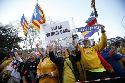 Protesters demanding the right to vote in a referendum on self-determination.