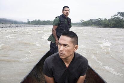 La guardia indígena cofán navega por el río Aguarico, en aguas turbulentas, en busca de mineros ilegales que se asientan en sus orillas.
