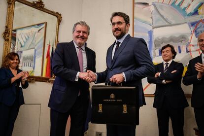 El ministro de Cultura y Deporte, Màxim Huerta (d), y su antecesor en el cargo, el exministro de Educación, Cultura y Deporte, y portavoz del Gobierno, Íñigo Méndez de Vigo.