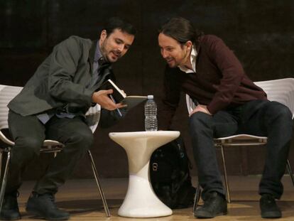 El l&iacute;der de IU, Alberto Garz&oacute;n, junto al de Podemos, Pablo Iglesias, en un acto conjunto.