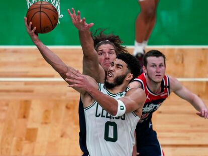 Jayson Tatum lanza pese a la oposición de Robin Lopez, en el partido Celtics-Wizards..