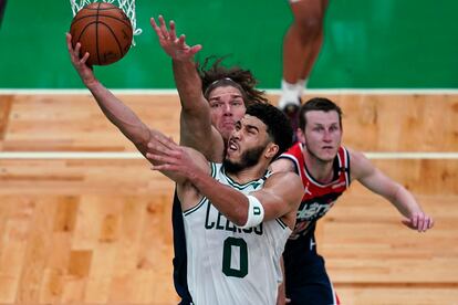Jayson Tatum lanza pese a la oposición de Robin Lopez, en el partido Celtics-Wizards..