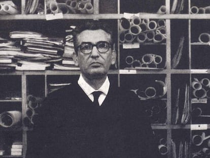 José Antonio Coderch en su estudio rodeado de planos.
 