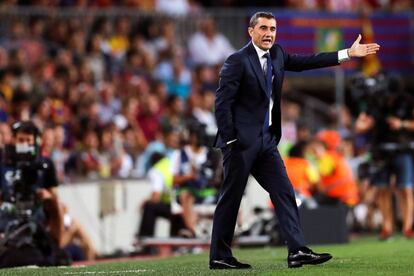 El entrenador del FC Barcelona, Ernesto Valverde, durante el partido de Liga en Primera División ante el Girona.