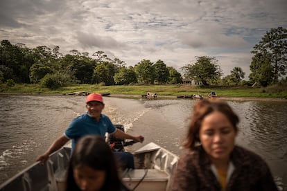 Un grupo de habitantes de Puerto Leguízamo se traslada en panga por el río Putumayo, Colombia.