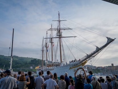 El 'Juan Sebastián Elcano' atraca en Getaria en presencia de numeroso público.