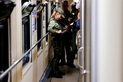Es difícil encontrar en Ucrania voces que defiendan hacer dolorosas concesiones a Putin a cambio de que paren las armas. “Nos están atacando a nosotros. No podemos aceptar ningún acuerdo que implique ceder territorio. En tres o cuatro años Rusia volvería a agredirnos. No estamos pensando en el ahora, sino de aquí a una generación”, asegura en Kiev un asesor del Gobierno que pide el anonimato. En la imagen, el control de pasaportes a los pasajeros del tren que viaja desde Polonia a Kiev, el mismo en el que han viajado los tres líderes europeos.