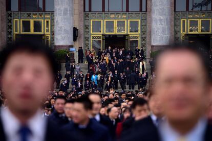 Delegados salen del Gran Palacio del Pueblo en Pekín (China), el 5 de marzo. 