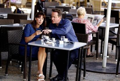 El primer ministro británico, David Cameron, y su mujer, Samantha, en Palma de Mallorca, ayer.