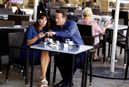 El primer ministro brit&aacute;nico, David Cameron, y su mujer, Samantha, en Palma de Mallorca, ayer.