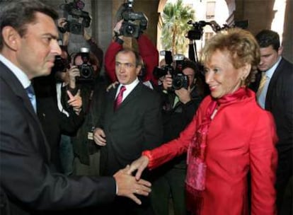 Fernández de la Vega recibió a Rambla, ayer, en la Delegación de Gobierno de Valencia.