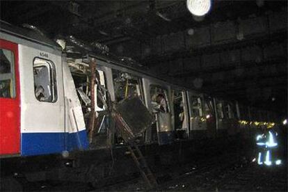 Uno de los trenes del metro atacados por los terroristas aparece detenido en la vía entre las estaciones de Liverpool Street y Aldgate.