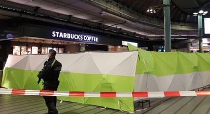 Un soldado, este viernes en el aeropuerto de Ámsterdam.