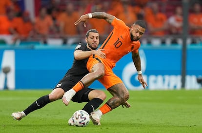 Memphis Depay pugna por el balón con Dragovic