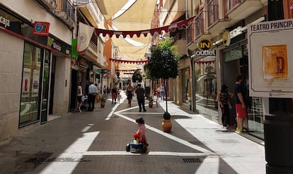 Una de las arterias más comerciales, la calle Ollerías, entoldada.