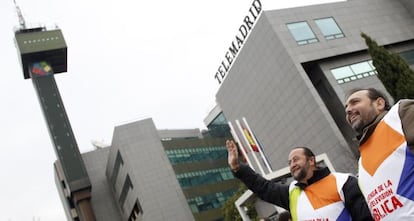 Trabajadores de Telemadrid protestan ante la cadena.