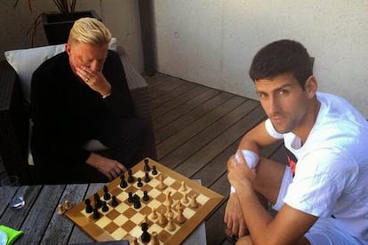 Becker y Djokovic, durante una partida de ajedrez. / @DjokerNole