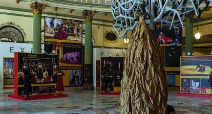El vestido de Olimpia, centro de la exposición.