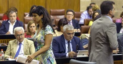 La líder de Podemos, Teresa Rodríguez, se cruza con el portavoz de IU, Antonio Maillo, en presencia del vicepresidente andaluz, Manuel Jiménez Barrios, este jueves en el Parlamento.