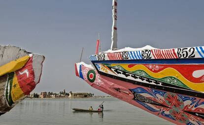 Una embarcación de pesca, con la isla de Saint Louis al fondo.