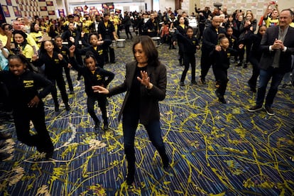 La candidata presidencial demócrata, la senadora Kamala Harris, baila mientras se dirige a hablar con sus partidarios antes de la Celebración de Libertad y Justicia del Partido Demócrata de Iowa, el 1 de noviembre de 2019. Harris había sido considerada una de las principales contendientes y potencial favorita para la nominación demócrata de 2020 a la presidencia.