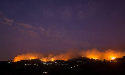 Chamas e fumaça do incêndio vistos de Moya (Gran Canária).