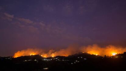 Chamas e fumaça do incêndio vistos de Moya (Gran Canária).