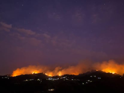 Chamas e fumaça do incêndio vistos de Moya (Gran Canária).