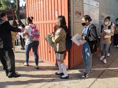 Alumnos de una escuela secundaria en la alcaldía Gustavo A. Madero, en Ciudad de México.