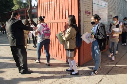 Alumnos de una escuela secundaria en la alcaldía Gustavo A. Madero, en Ciudad de México.