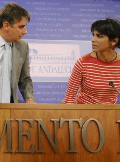 Teresa Rodríguez, junto al vicepresidente tercero de la Mesa del Parlamento andaluz, Juan Moreno Yagüe.