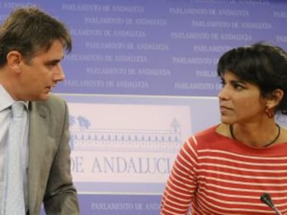 Teresa Rodr&iacute;guez, junto al vicepresidente tercero de la Mesa del Parlamento andaluz, Juan Moreno Yag&uuml;e. 