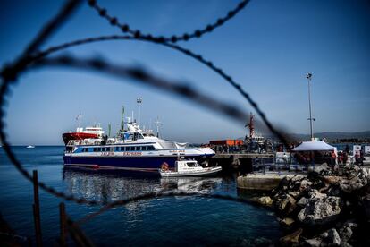 En estos barcos viajan el mismo número de policías que de deportados, un contingente de seguridad formado por agentes de Frontex y de la policía antidisturbios griega. En la imagen, llegada de uno de los barcos con los migrantes expulsados a su llegada al puerto turco de Dikili, el 4 de abril de 2016.