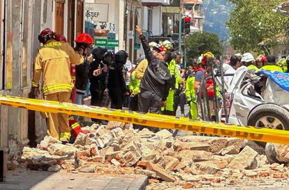 El Centro de Operaciones de Emergencia (COE) se ha puesto en marcha para evaluar el nivel de daño. En la imagen, un grupo de personas observa los estragos ocasionados por el seísmo, en la ciudad de Cuenca. 