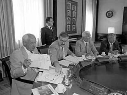 Sesión de la comisión del lino en 1999, con Luis Mardones, su presidente, a la izquierda.