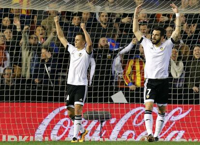 Negredo y Cheryshev celebran el segundo gol.