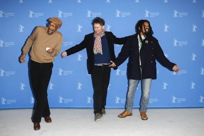 Neville Garrick baila con Kevin Macdonald y Rohan Marley en la presentaci&oacute;n de la pel&iacute;cula &#039;Marley&#039;, en la Berlinale.