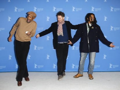 Neville Garrick baila con Kevin Macdonald y Rohan Marley en la presentación de la película 'Marley', en la Berlinale.