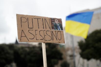 Detalle de un cartel contra Putin, durante la concentración en apoyo a Ucrania celebrada este domingo en Barcelona. 
