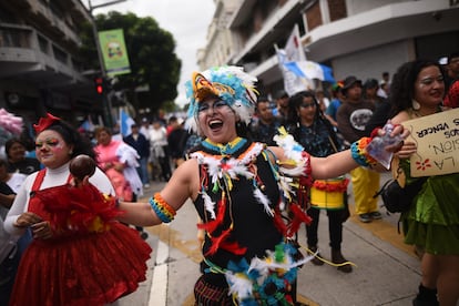 Personas participan en una marcha para conmemorar el Día de la Revolución de 1944, este viernes en Ciudad de Guatemala.