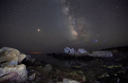 La Vía Láctea desde una playa en la isla de Cerdeña, Italia.