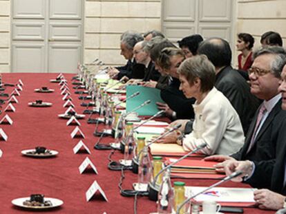 El presidente francés, Nicolás Sarkozy, durante la reunión celebrada hoy en el Elíseo con representantes de sindicatos y la patronal para evaluar el alcance de la crisis económica